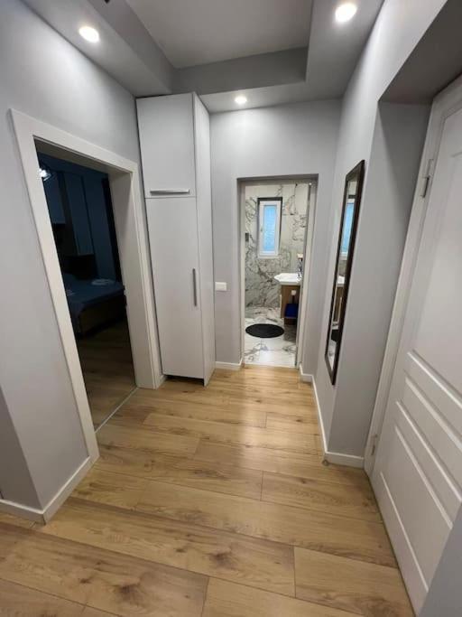 Starlight Downtown Apartment Tirana Bagian luar foto